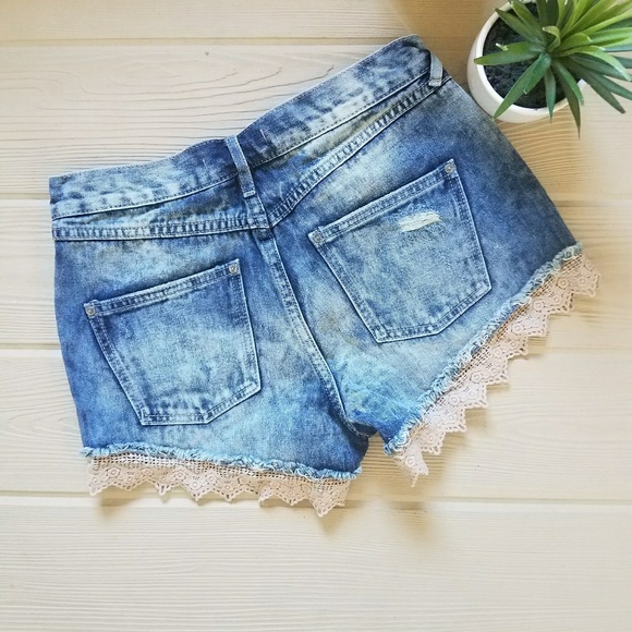 Free People Distressed Crochet Hem Jean Shorts 26 - Picture 2 of 4